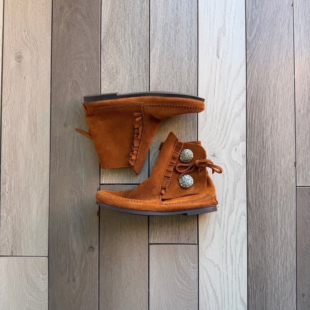 MINNETONKA Women's Two Button Hardsole Boot - Picture 1 of 7